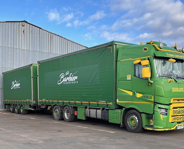Transports de marchandises en camion remorque baché